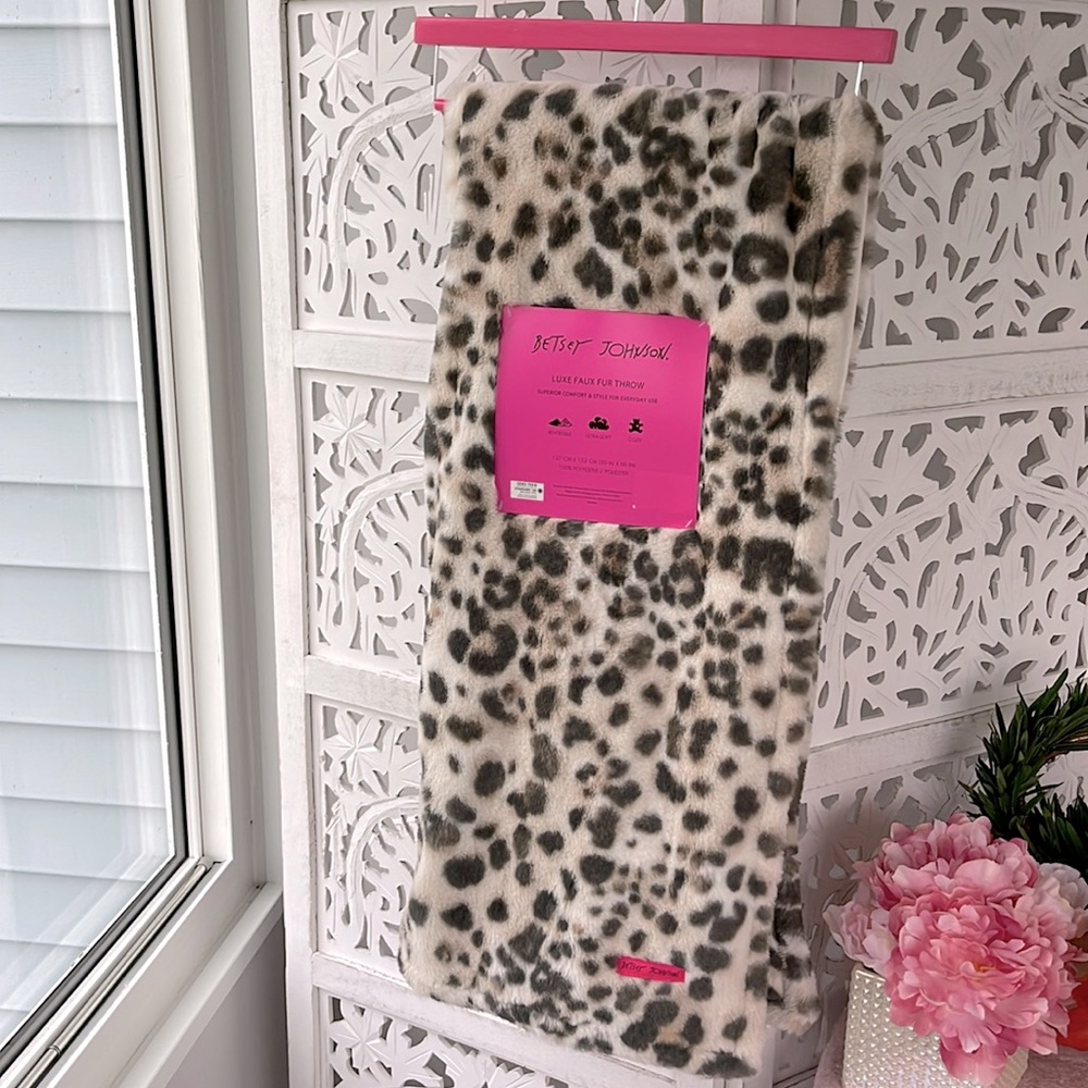 🆕💋BETSEY JOHNSON💋LUXE FAUX FUR THROW/BLANKET - Picture 9 of 9